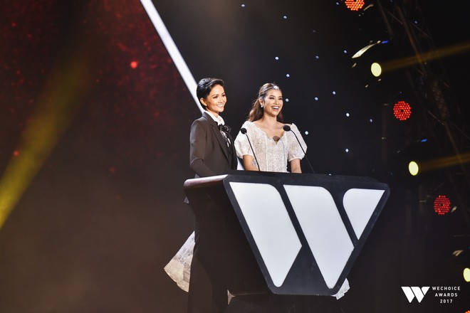 Bé Bôm khoác vai Công Phượng và những hình ảnh cảm động nhất đêm Gala WeChoice Awards 2017